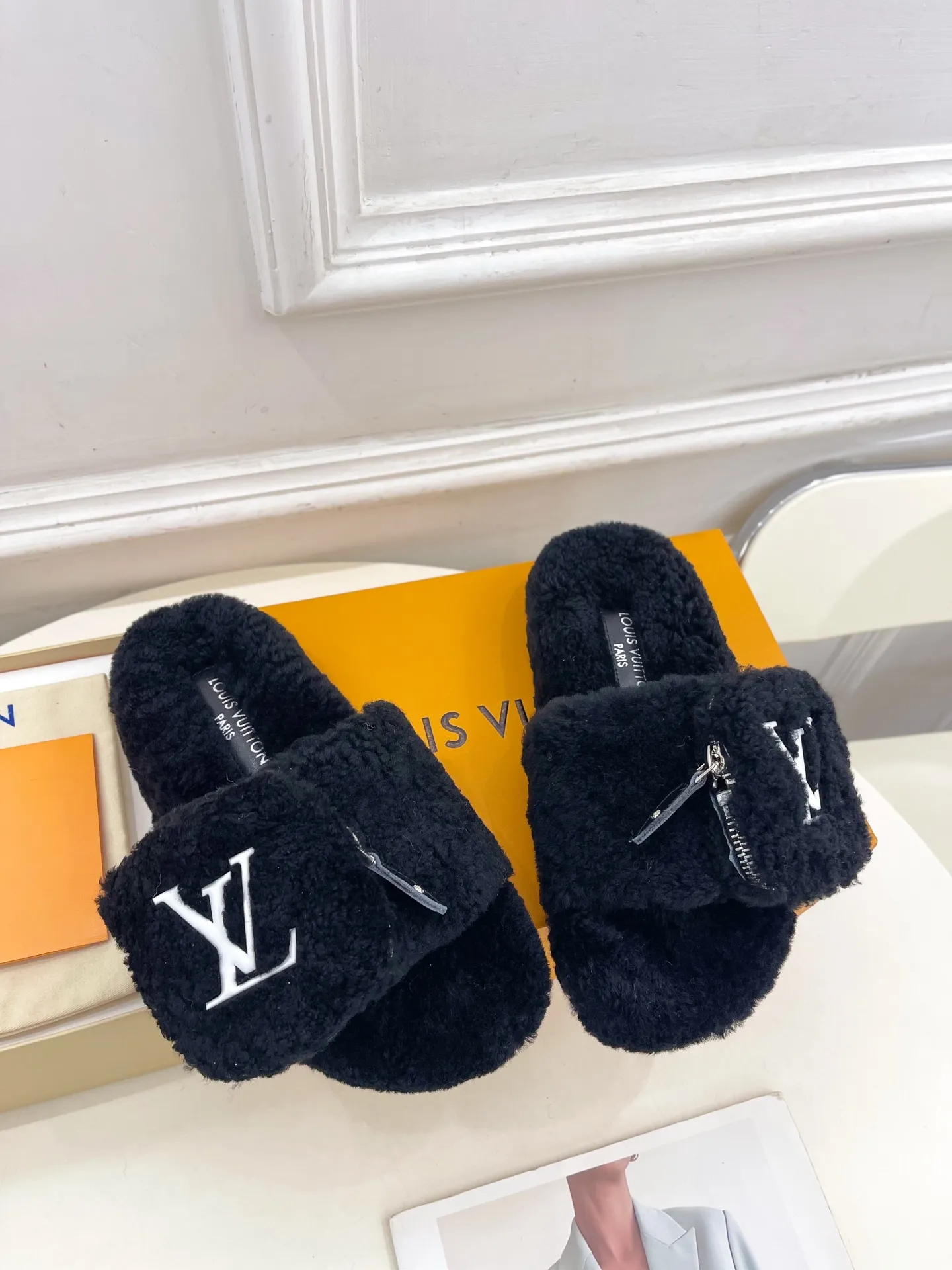 👟👟Ex-factory price 480👟👟 | Louis Vuitton 25𝐬𝐬 🧡💚2025 spring and summer new style top version⚠️ The counter features the latest LV wallet fur slippers, new hard goods🆕 ❥BS purchasing level! Full of high-end feel! A popular model among bloggers at home and abroad, it’s retro and fashionable and looks amazing on your feet! Mainly recommended model on the official website★ ━━━━━ ЅᏇєєt ━━━━━ ▪️Upper: Original custom-made wool ▪️Lining: imported goat hair lining ▪️Outsole: Original custom-made non-slip outsole ▪️Heel height: flat ▪️Shoe size: 35-39 (40.41.42 customization is not returnable)